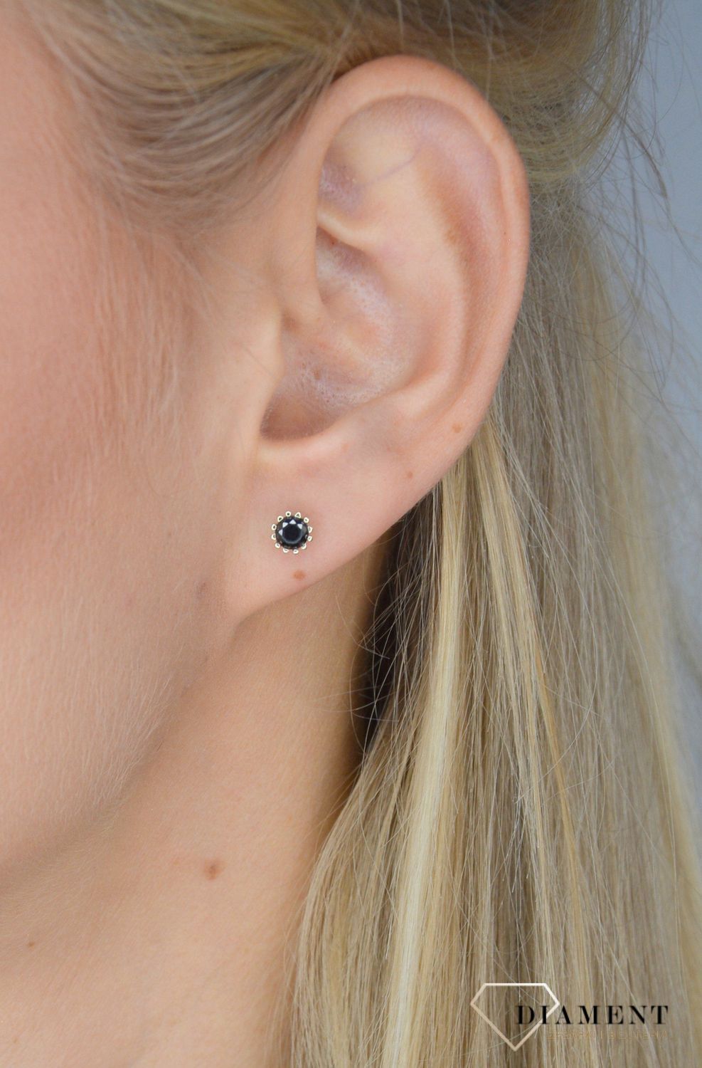 Złote kolczyki przy uchu 333 czarna cyrkonia KL 693C 333.jpg